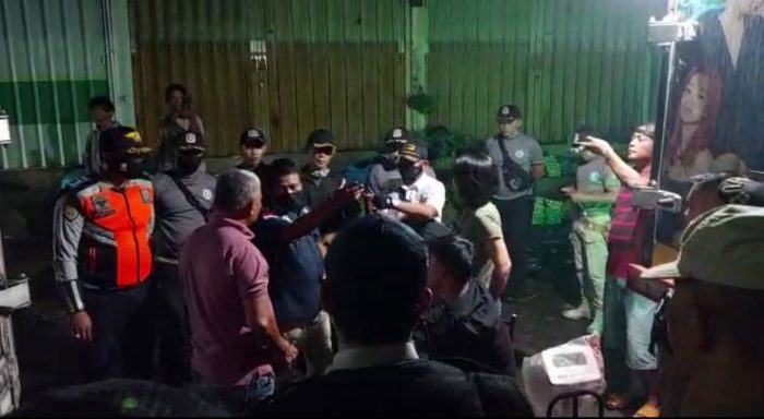 Tim Gabungan Tertibkan Pedagang yang Bongkar Muat di Bahu Jalan Pasar PPM Saat Malam Hari