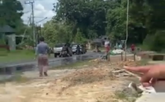 Pengendara Roda Dua Berjatuhan Gegara Solar Tumpah ke Jalan Utama Pasir Panjang