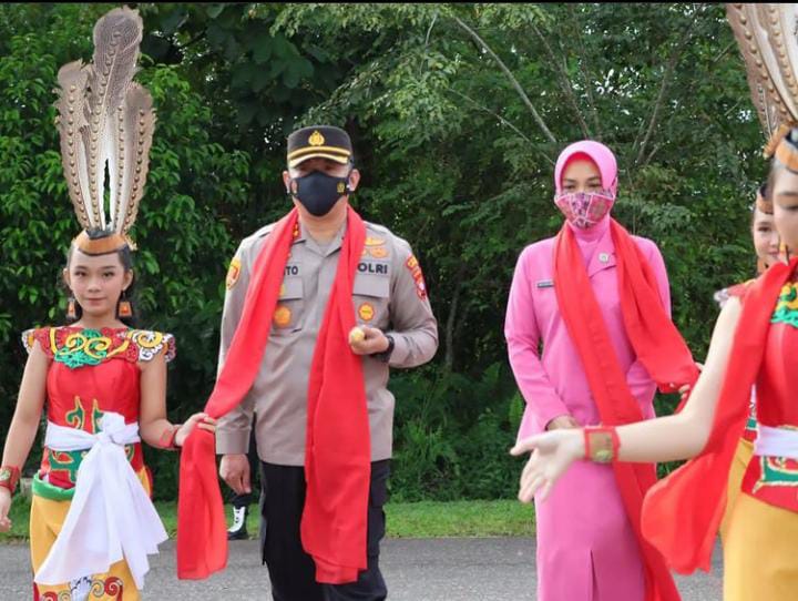 Tradisi Potong Pantan dan Pedang Pora Sambut Kapolres Lamandau yang Baru