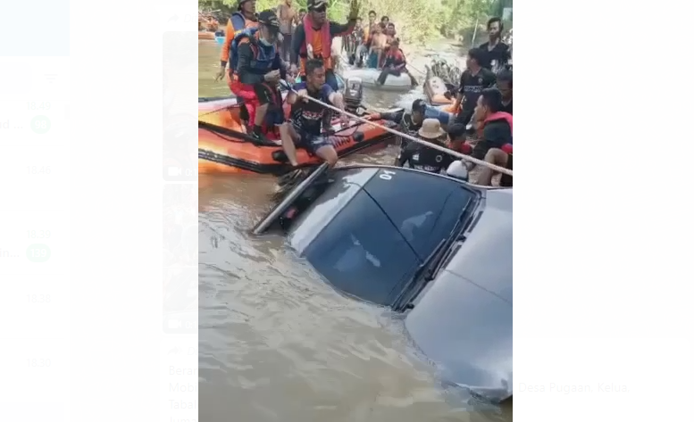 Mobil Travel Berisi Enam Penumpang Tercebur ke Sungai Desa Pugaan, Satu Penumpang Terjebak di Dalam