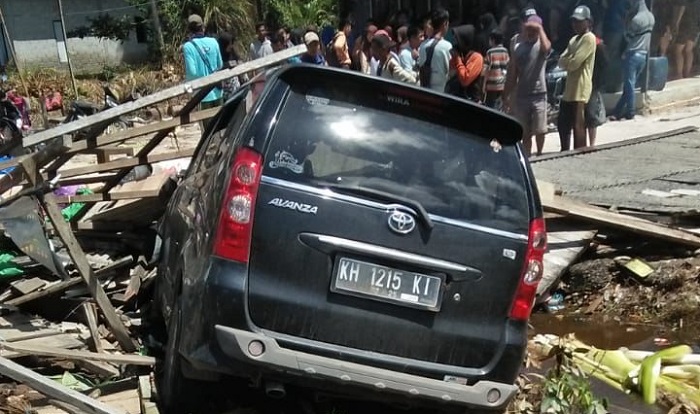 Prak! Perempuan Diseruduk Mobil, Warungnya Ikut Hancur
