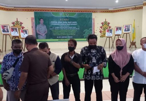 USTP Group Bagikan Dana Bagi Hasil Produksi Kebun untuk Ribuan Kepala Keluarga