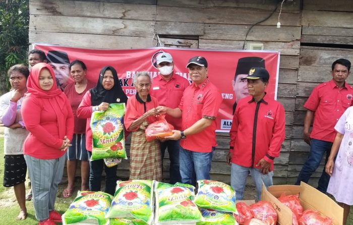 Ahmadi Riansyah Salurkan Bantuan Sembako PDI Perjuangan untuk Korban Banjir Pangkalan Banteng