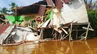 Tongkang Tabrak Rumah Warga di Sungai Kapuas Kalbar, Satu Orang Tewas
