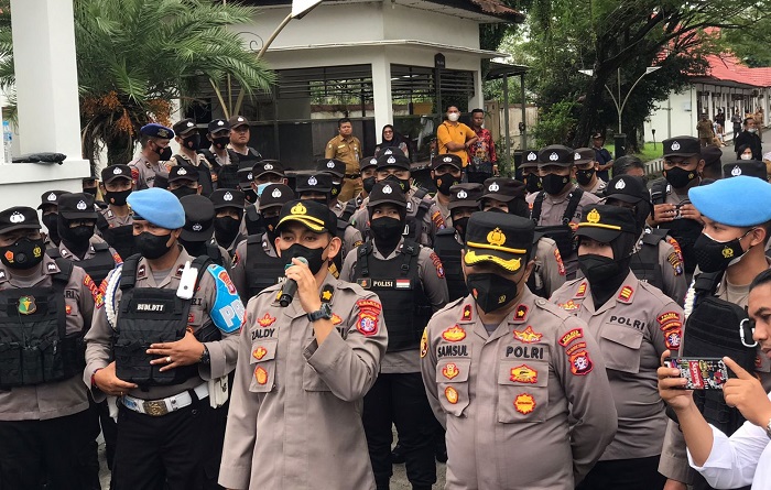 Ratusan Personel Polres Kotim Kawal Aksi Tekon di DPRD