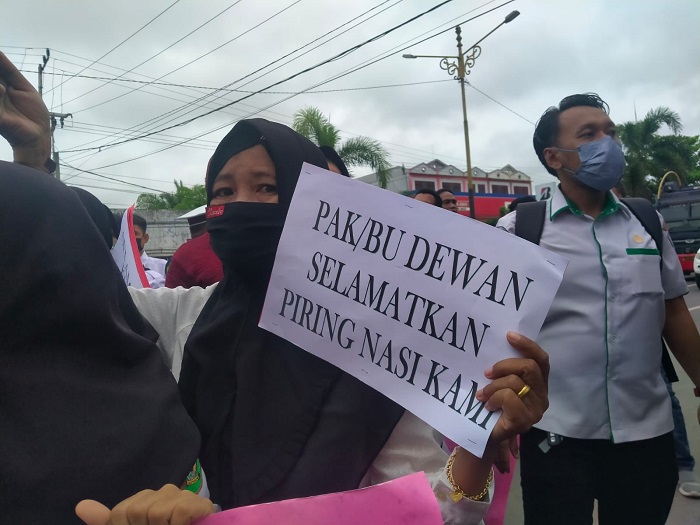 Rintihan Tekon yang Gagal Evaluasi: Jangan Rampas Piring Nasi Kami