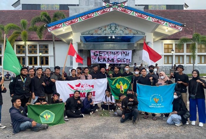 Tuntutan Tidak Dipenuhi, GERMARA Segel Gedung DPRD Kalteng
