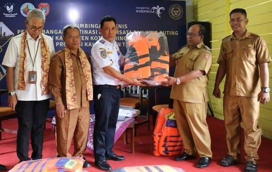 Prioritaskan Keselamatan Pelajar di Kumai Seberang, Pemkab Kobar Bagikan Puluhan Life Jacket
