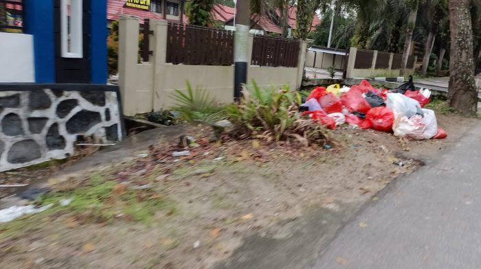 Warga Keluhkan Tumpukan Sampah di Depan Kantor BPN Kobar