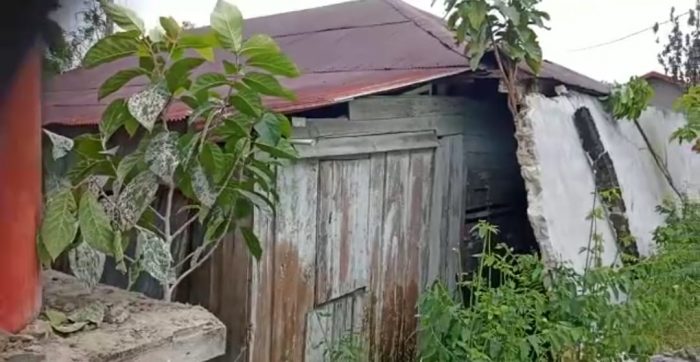 Tembok Pembatas Perumahan di Kelurahan Baru Roboh, Timpa Tiga Rumah Warga
