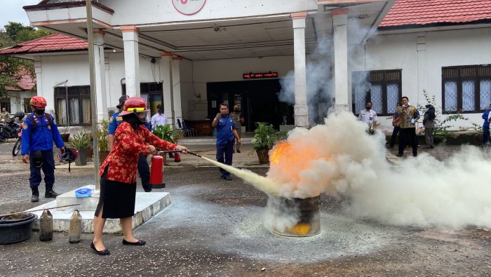 Asap Tebal di Halaman Kantor Satpol PP dan Damkar Lamandau Gegerkan Pengendara yang Melintas