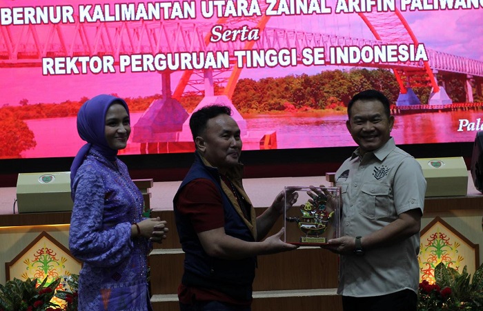 Jenderal Dudung Terima Penghargaan Sebagai Tokoh Adat Kalteng 