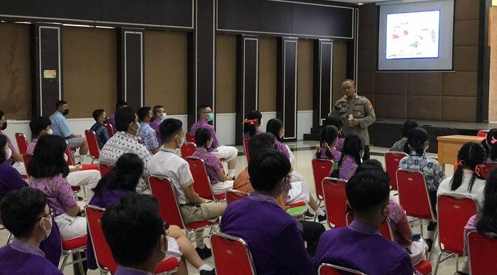 Satbinmas Polresta Palangka Raya Bekali Siswa Golden Christian High School Bijak Bermedsos