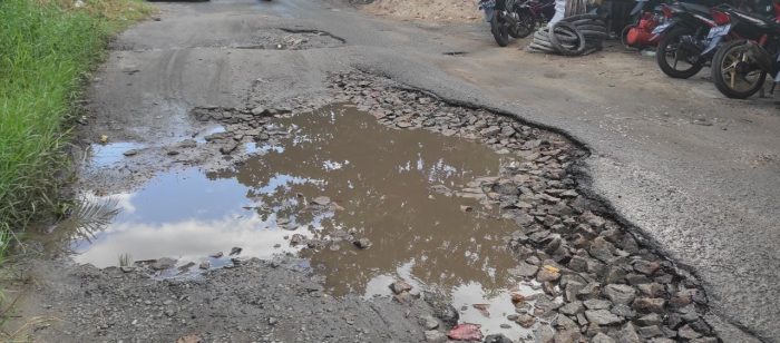 Jalan B Koetin Rusak, Masyarakat dan Mahasiswa Kompak Ngeluh: Pemerintah Kemana?