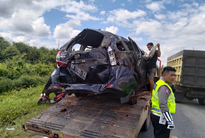 Kelebihan Muatan, Mobil Xenia Terguling saat Membawa Zircon