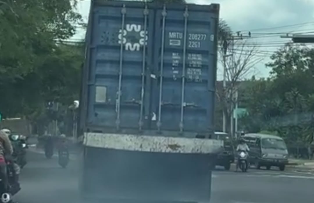 Aduh! Sudah Dilarang, Masih Saja ada Truk Besar Melintas Saat Jam Kerja
