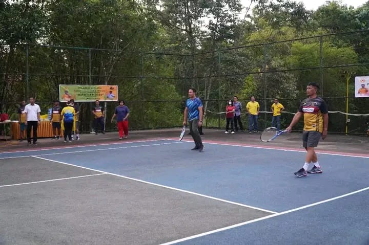 Servisan Pertama Hendra Lesmana Menandai Pembukaan Turnamen Tenis Bupati Cup