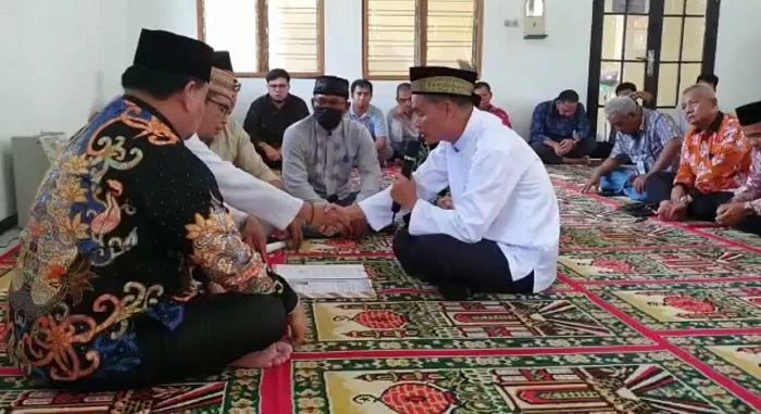 Jadi Mualaf, Pegawai Setda Kotim Syahadat di Depan Bupati