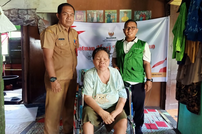 Baznas gandeng Dinsos Kotim Salukan Kursi Roda Kepada Nenek yang Stroke