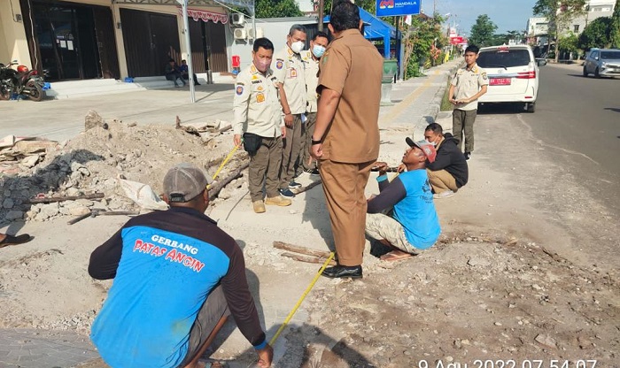 Satpol PP Temukan Pelanggaran pada Pembongkaran Trotoar Drainase di Sampit