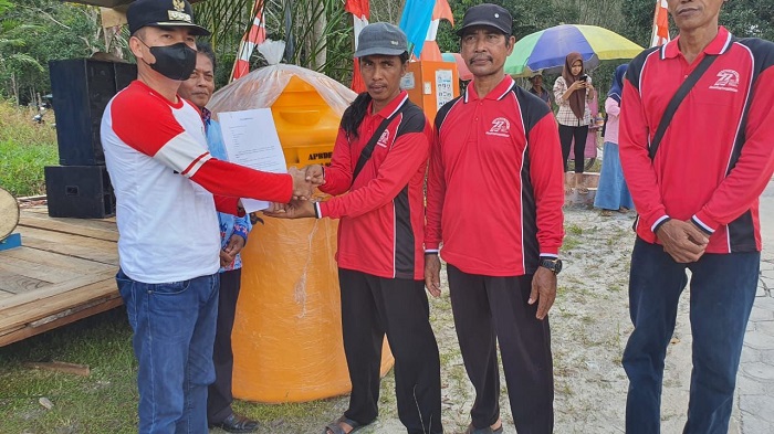 Atasi Keluhan Air Bersih, Pemdes Bangkuang Makmur Bagi-Bagi Tandon Air