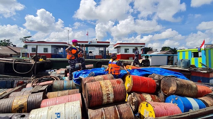 Diduga Ilegal, TNI AL Amankan Ratusan Drum Berisi Solar