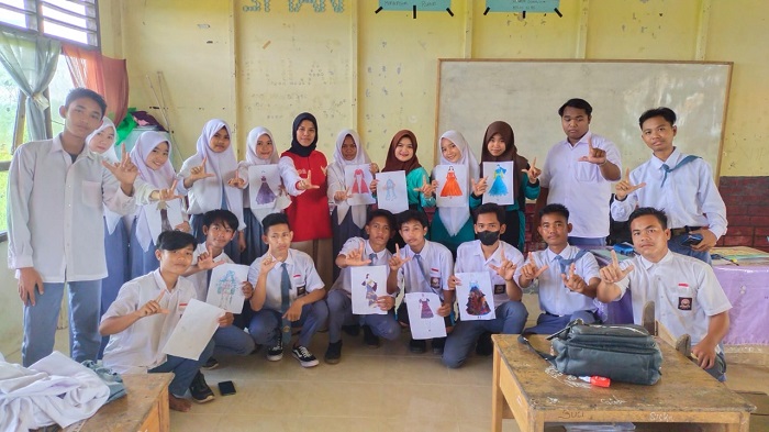 Siswa SMAN 1 Pulau Petak Belajar Desain Mode dari Mahasiswa KKN