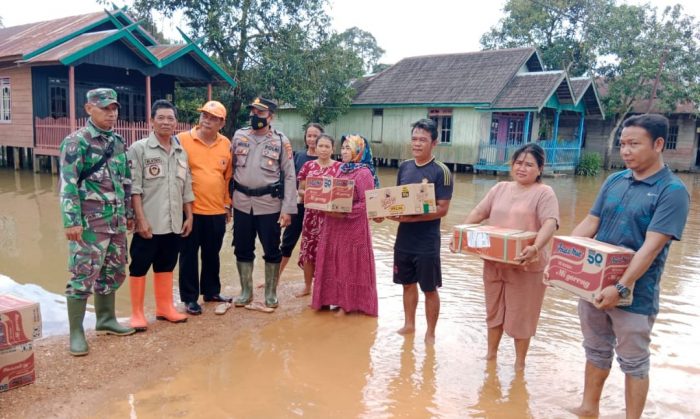 Babinsa Pangkut Bersama Aparat Terkait Salurkan Bantuan untuk Korban Banjir