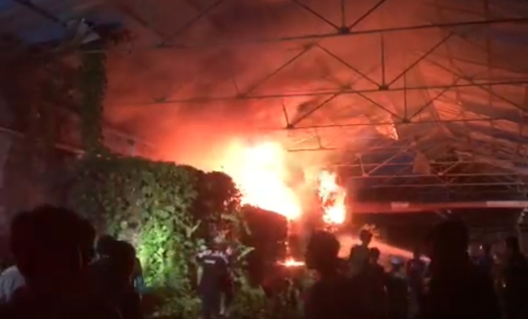 Sebuah Gudang di Desa Telangkah Terbakar, Api Masih Berkobar