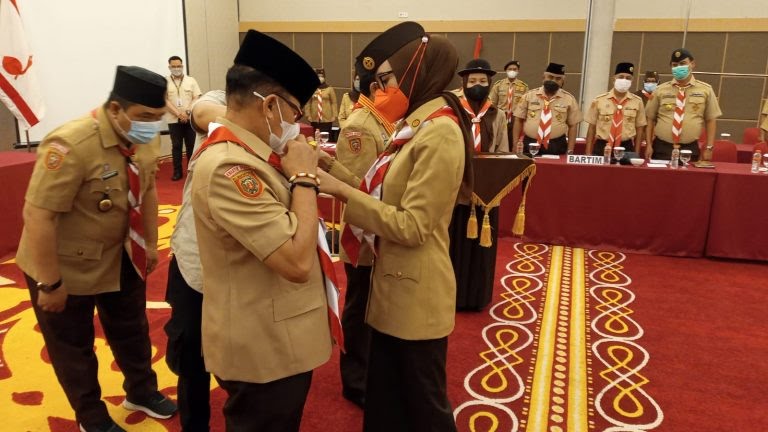 Rektor UPR Dianugerahi Tanda Penghargaan Lencana Darma Bakti Pramuka