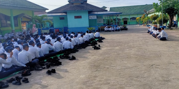 Usai Upacara Bendera, Siswa MTSN 1 Sukamara Rutin Lantunkan Sholawat