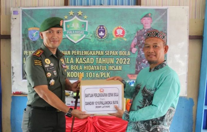 Dandim Palangka Raya Sumbang Perlengkapan Sepak Bola untuk Ponpes Hidayatul Insan