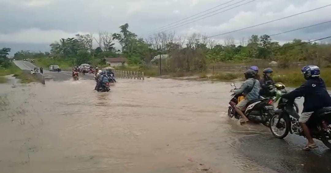 Pengendara Diminta Hati-Hati, Jalan Trans Kalimantan KM 18 Hampalit Tergenang Air
