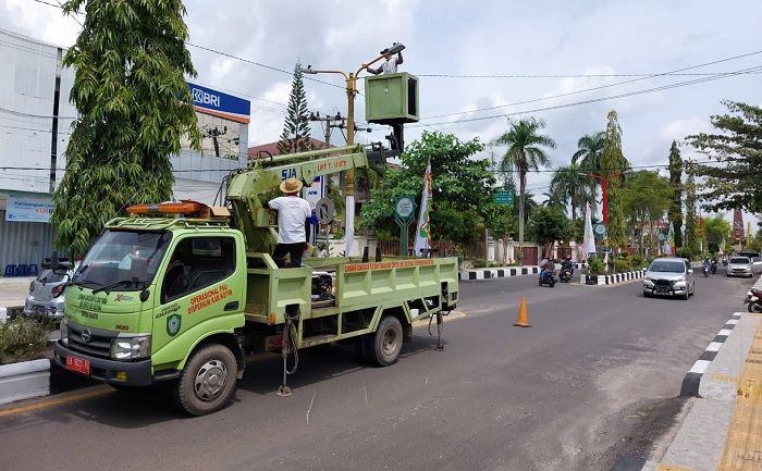 Semarakan Hari Kemerdekaan, Tiang Lampu Jalan di Sampit Dicat Merah Putih