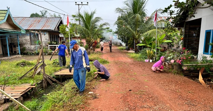 Warga Kobes Hilir Gotong Royong Sambut HUT Kemerdekaan RI
