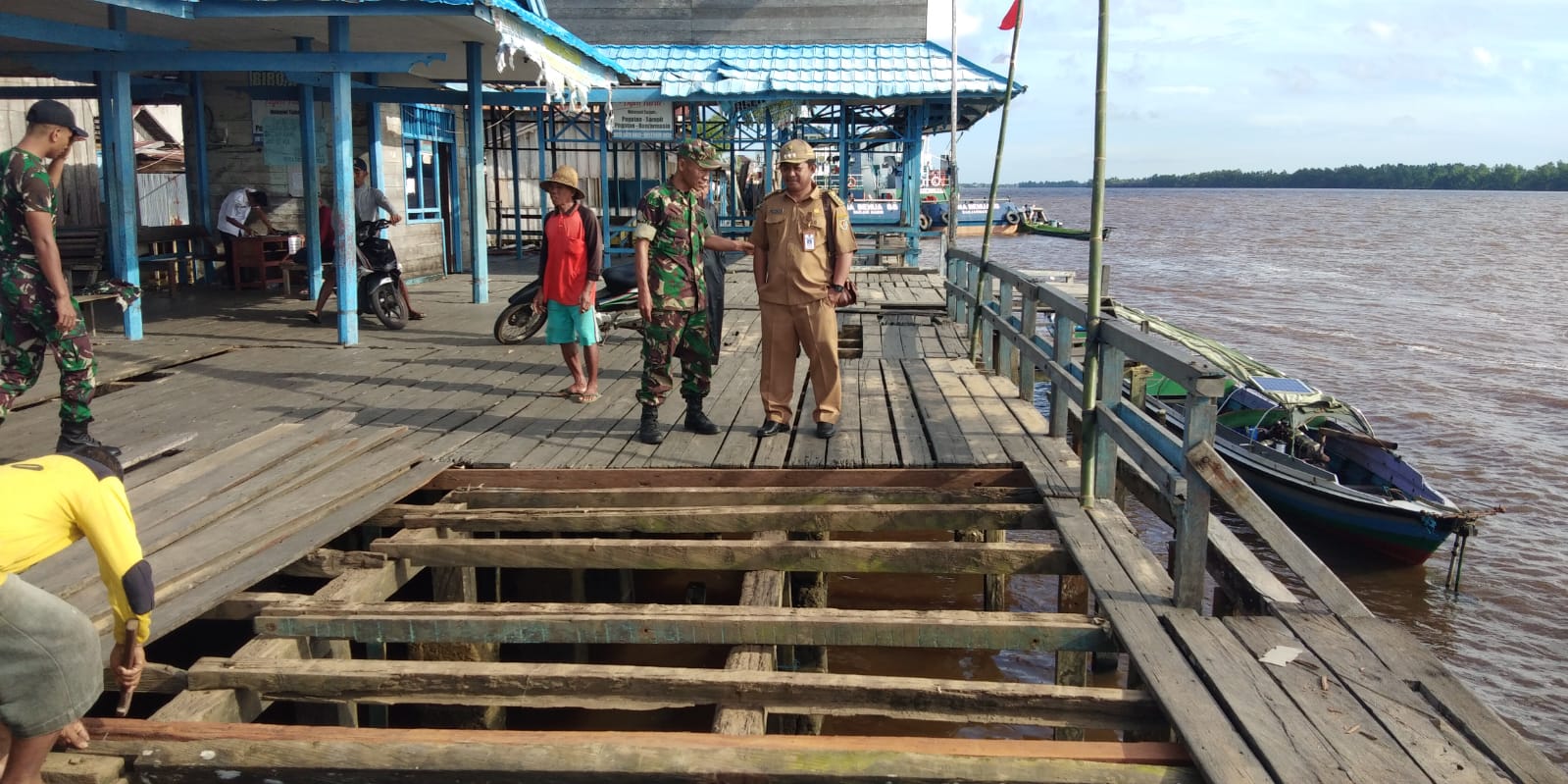 Sambut HUT RI ke-77, Warga Gotong Royong Perbaiki Pelabuhan Pegatan