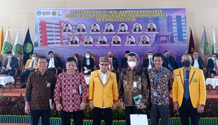 Andrie Elia Serahkan Buku Memorial Rektor Sebagai Acuan Pembangunan UPR