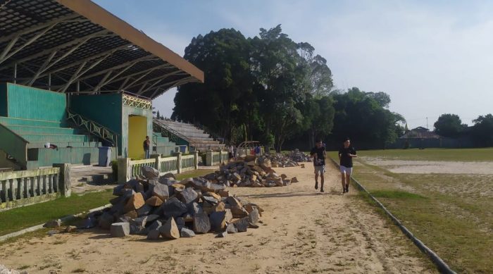 Rawan Bikin Cedera, Lintasan Lari Stadion Sampuraga Butuh Perhatian