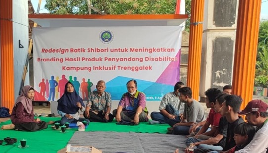 Departemen PLB UM Bantu Tingkatkan Branding Batik Shibori Hasil Produk Penyandang Disabilitas di Trenggalek