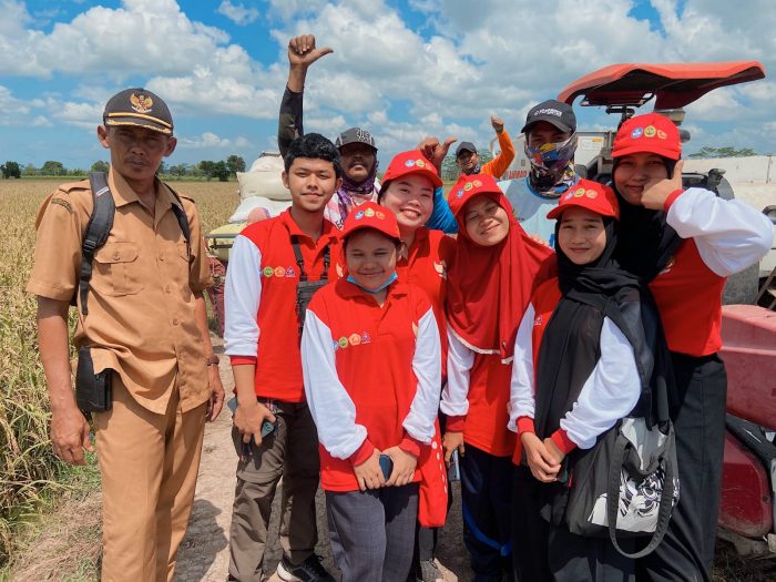 Mahasiswa KKN Kebangsaan Tinjau Masa Panen Padi Pakai Mesin Canggih 