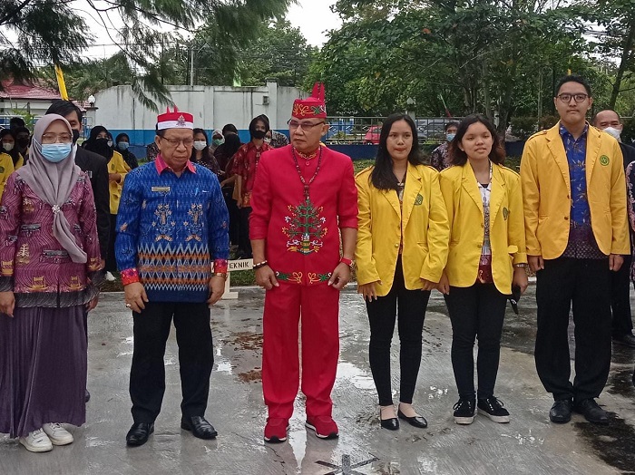 HUT Ke-77 RI, Rektor UPR Apresiasi Prestasi Tiga Mahasiswa Fakultas Hukum 