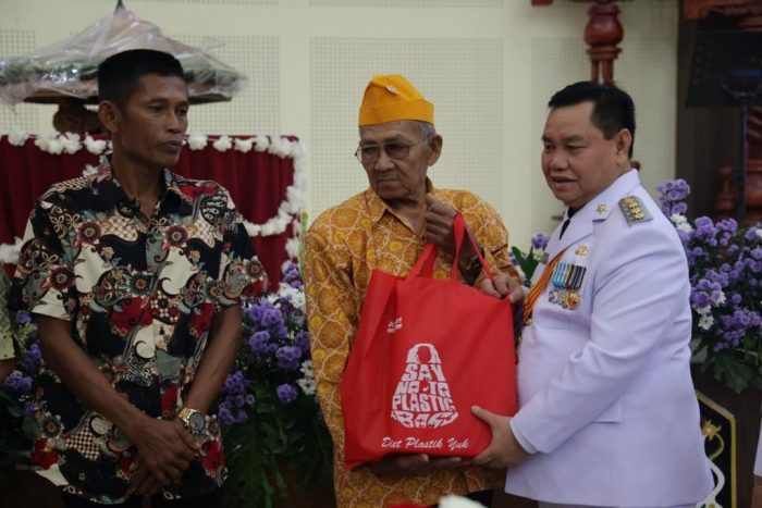 Pemkab Kotim Serahkan Tali Asih Kepada Veteran di Momen Kemerdekaan