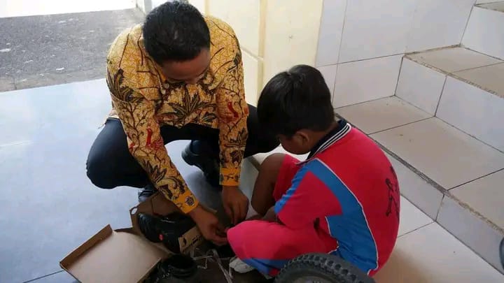 Bupati Lamandau Hadiahkan Sepatu Baru untuk Alfi, Bocah yang Ikuti Gowes UCI MTB dengan Sepatu Lusuh