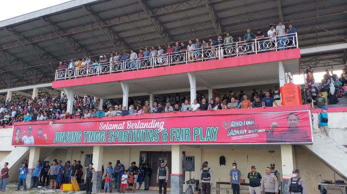 Merinding, Seluruh Penonton Stadion Sport Center Menyanyikan Lagu Indonesia dengan Khidmat