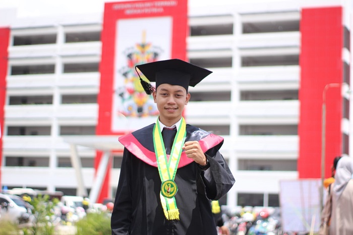 Bikin Bangga, Mario Purnama Putra Jadi Lulusan Terbaik FISIP UPR