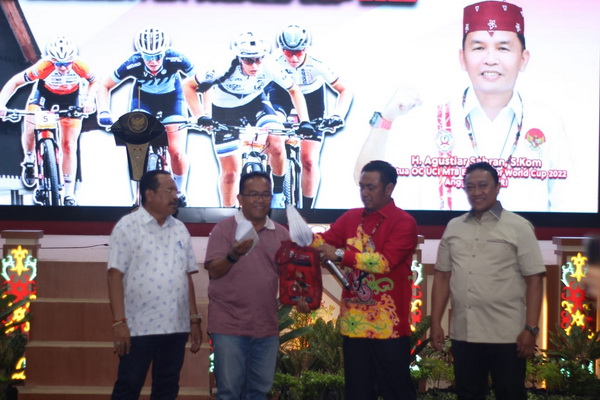 Penuhi Janjinya, Gubernur Sugianto Berikan Bonus Kepada Juara