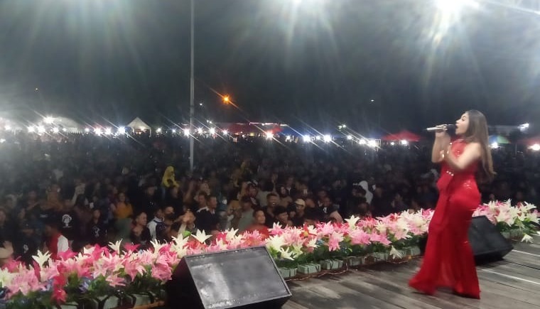 Meriah, Penyanyi dari Jakarta Hadir di Penutupan Kontes Dangdut Sukamara