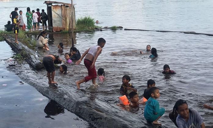 Mandi di Sungai Mentaya, Cara Warga Sampit Peringati Bulan Safar
