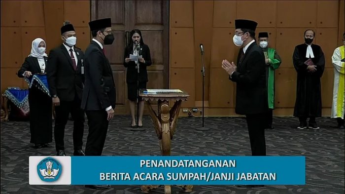 Nadiem Resmi Lantik Prof Salampak Sebagai Rektor UPR Periode 2022-2026