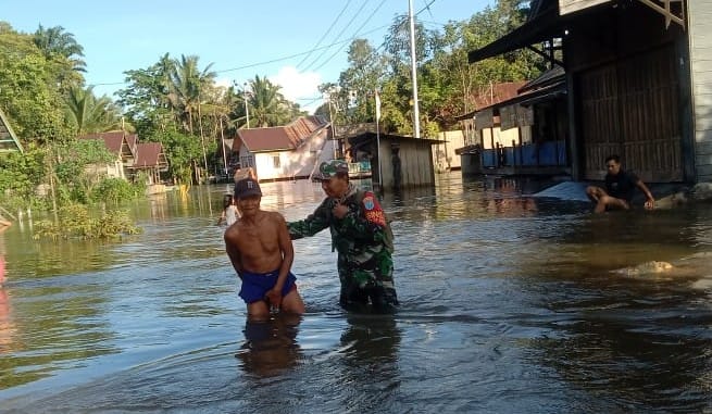 Air Meluap, Babinsa Koramil Aruta Bantu Warga yang Terdampak